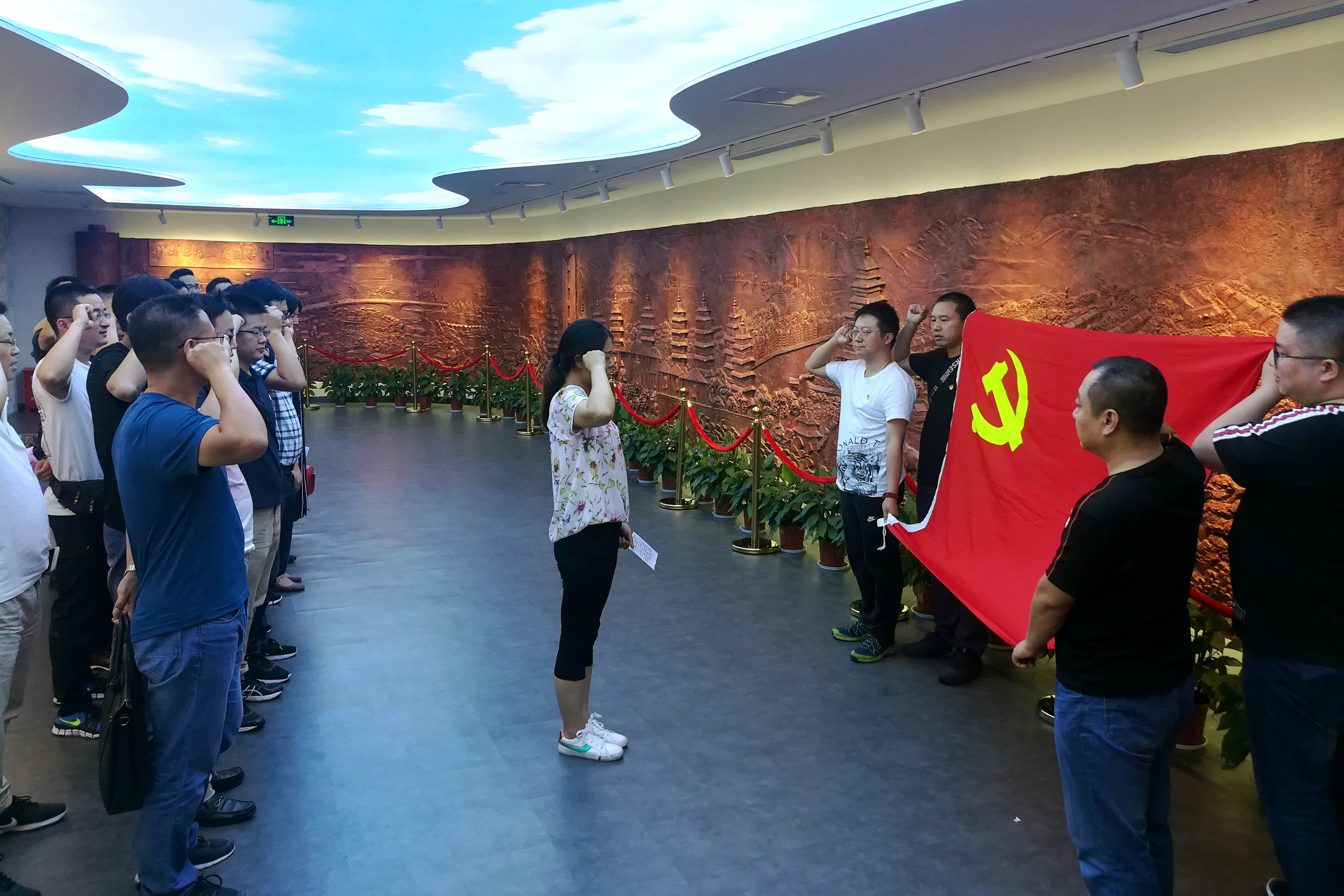 不忘初心、艱苦奮斗，上上電纜黨委組織黨員同志赴華西村參觀學(xué)習(xí)