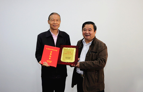 2016年10月12日，常州市經(jīng)信委副主任潘仁賢一行來(lái)上上電纜參觀調(diào)研，并為集團(tuán)董事長(zhǎng)丁山華頒發(fā)江蘇省優(yōu)秀企業(yè)家獎(jiǎng)牌
