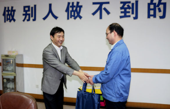 2015年5月12日，溧陽市總工會領(lǐng)導(dǎo)到上上電纜慰問勞動模范